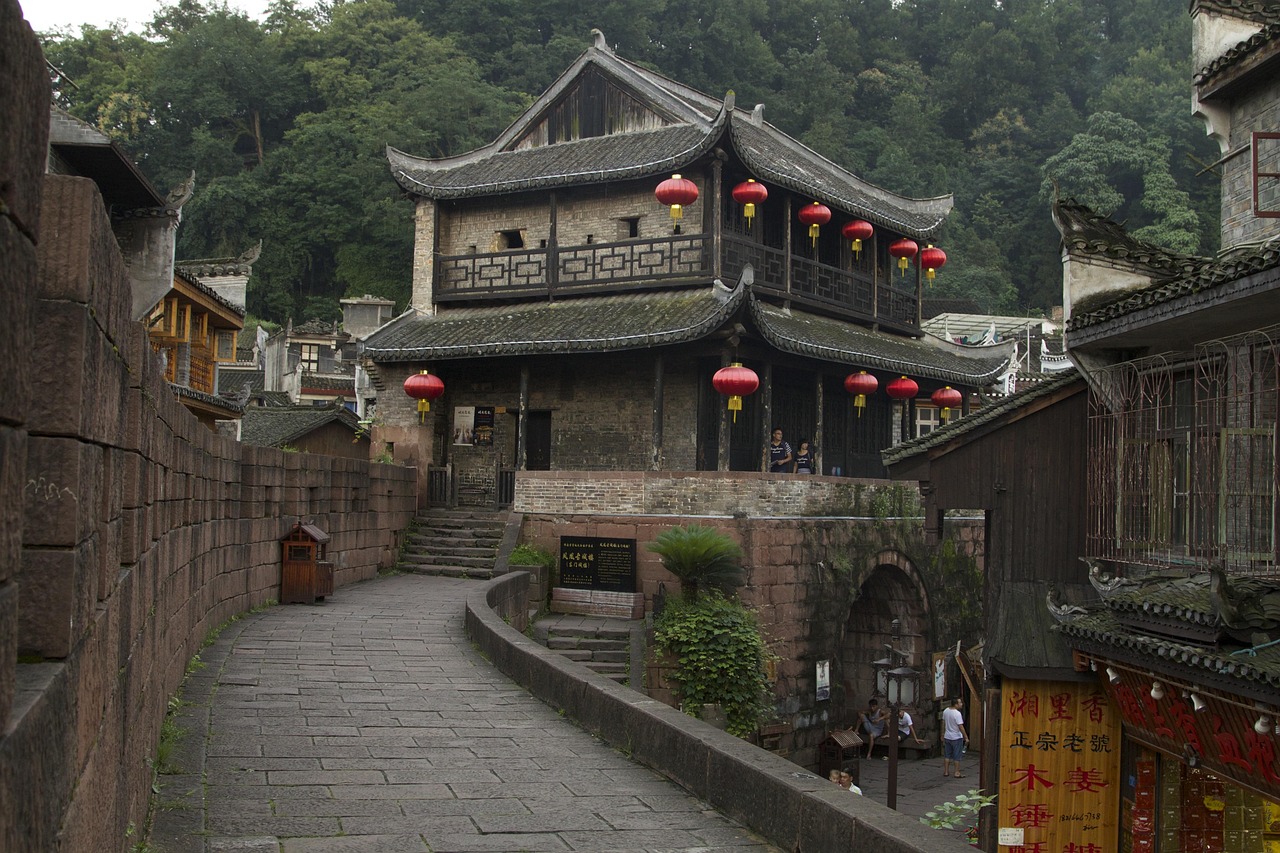 凤凰古城湘西明珠(湘西凤凰古城名人是谁)