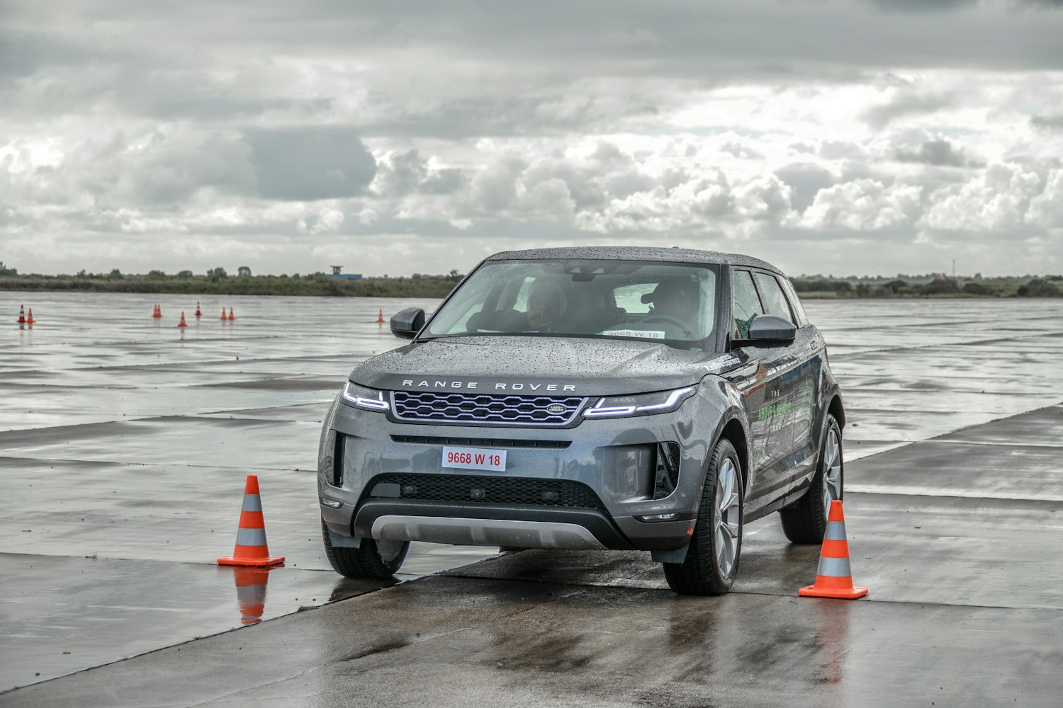 路虎suv.路虎SUV狂降27万值不值